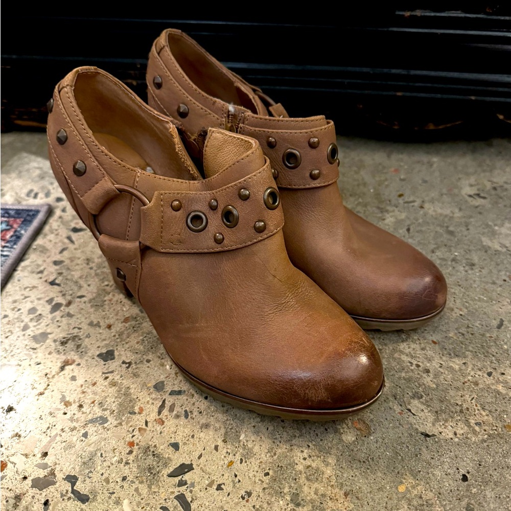 NWOB Sofft Winona Studded Heel Bootie Brown Size 6.5 Cowgirl Country